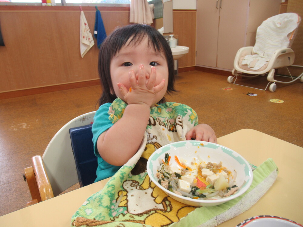 男の子が手掴み食べをする