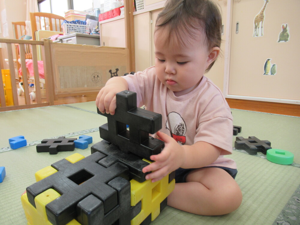 ブロックで汽車を作る女の子