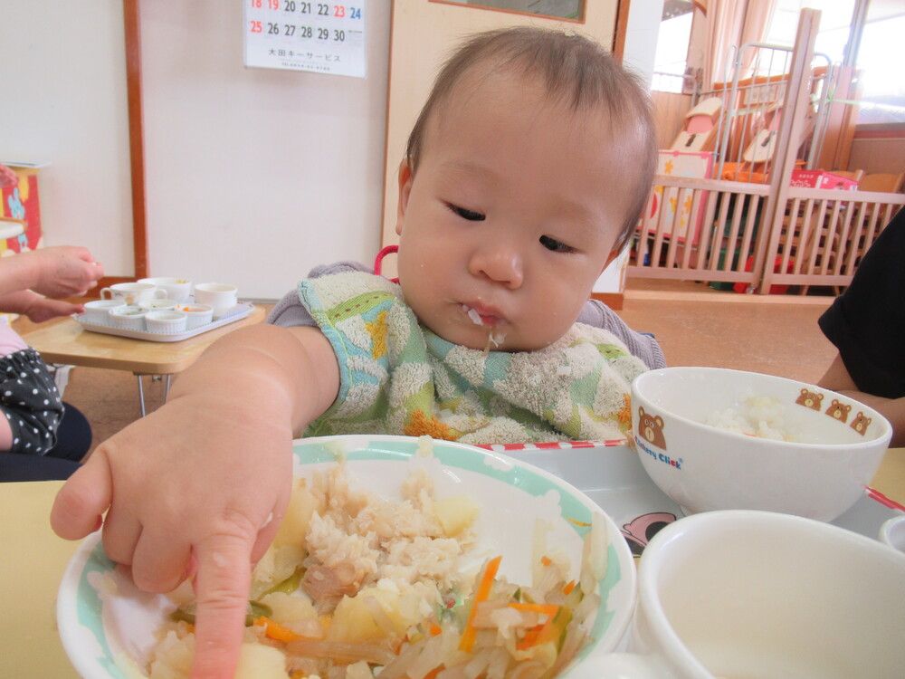 給食を食べる男の子