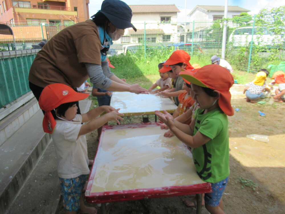 片栗粉粘土を触っている子どもたち