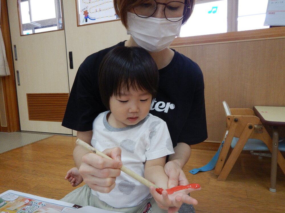 手に絵の具を塗る