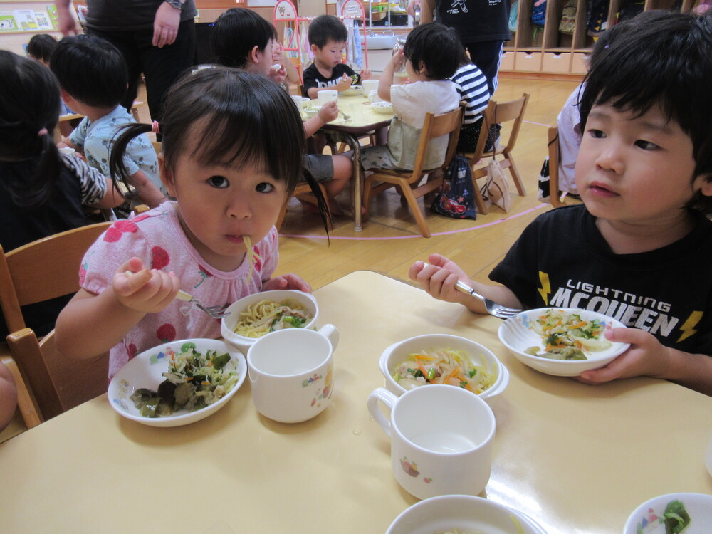 給食を食べている