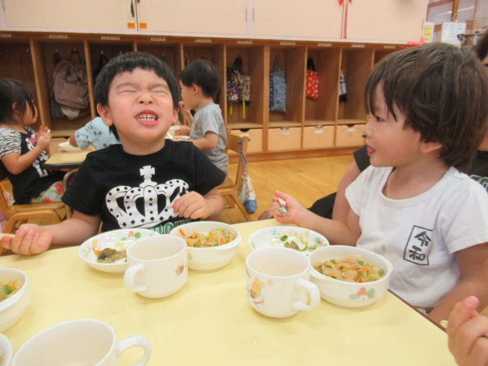 給食を食べている