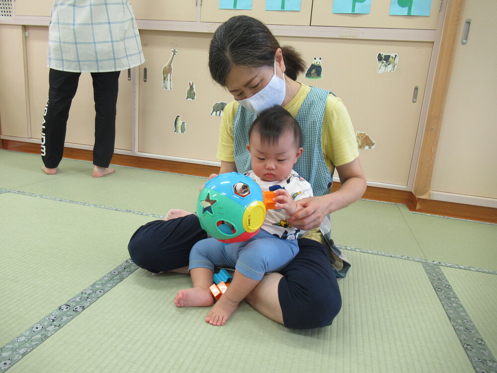 保育者と型はめをする