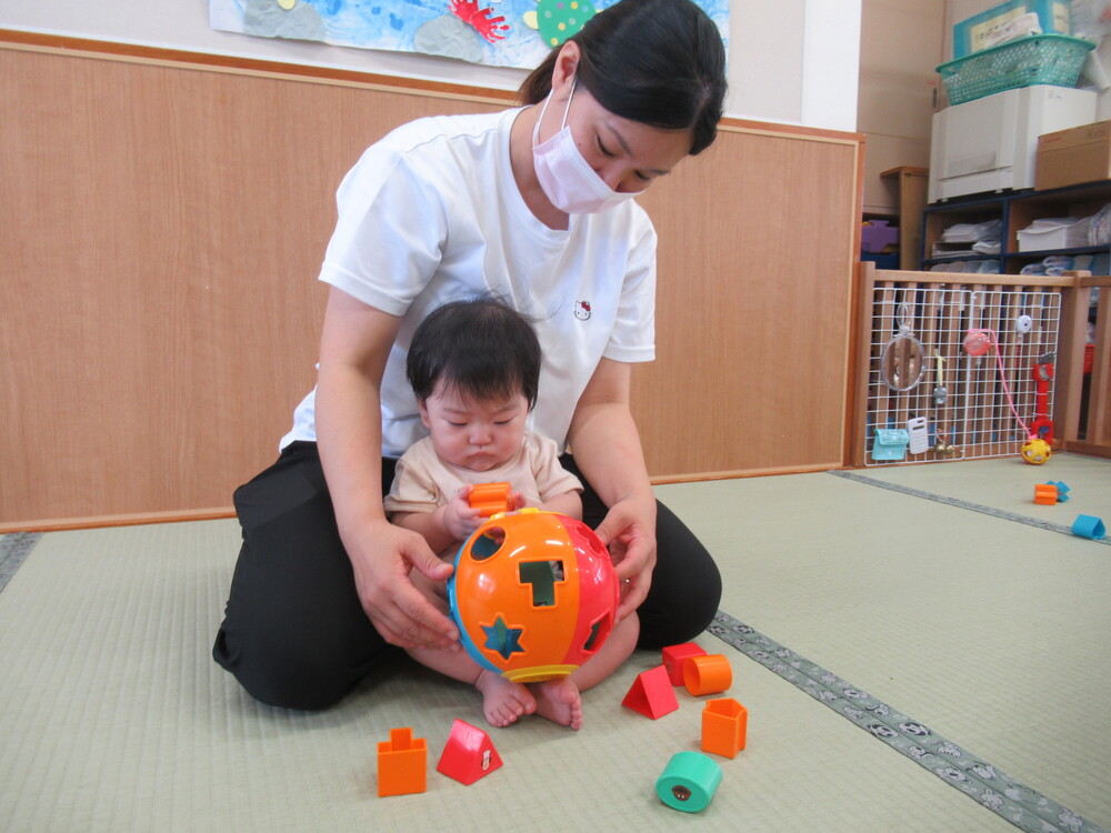 保育者と型はめをする３