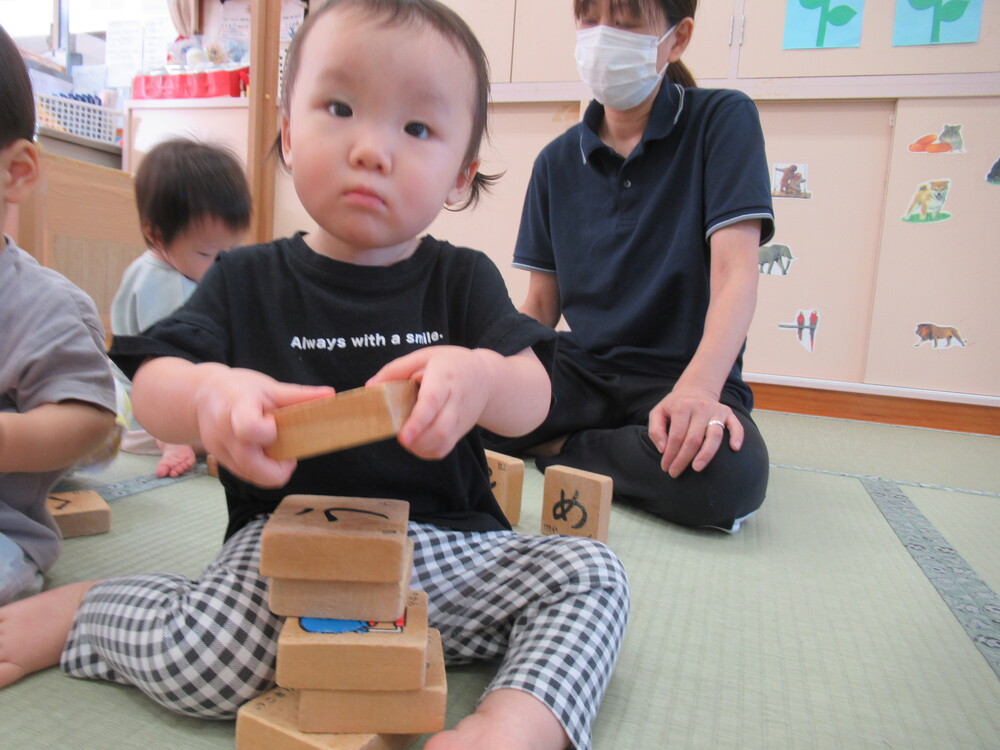 積み木で遊ぶ女の子