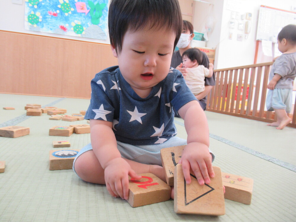 積み木で遊ぶ男の子