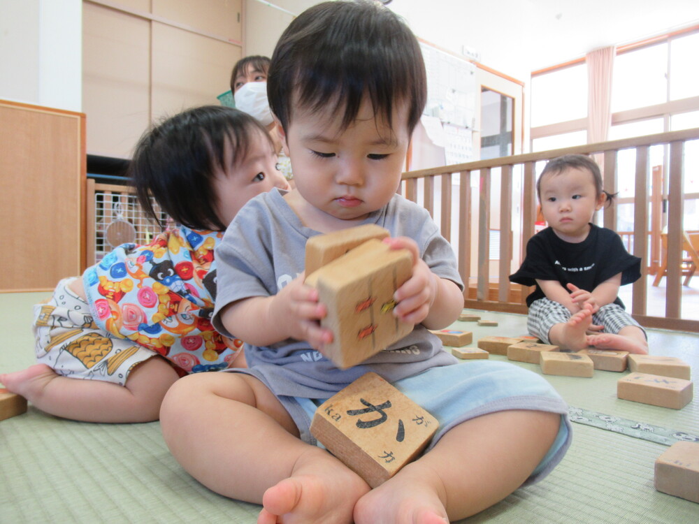 積み木で遊ぶ男の子