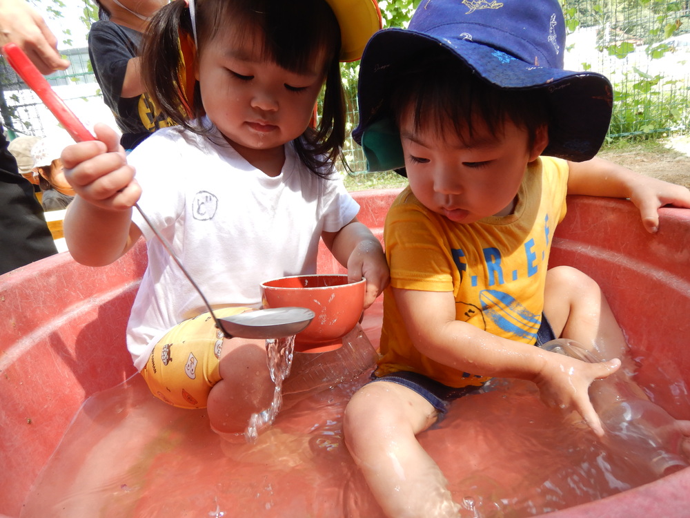 タライの中で遊ぶ
