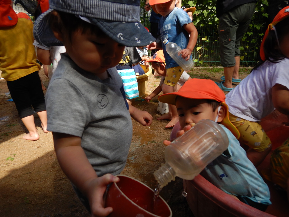 器に水を入れてもらう