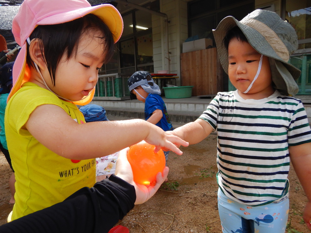 水風船を触る
