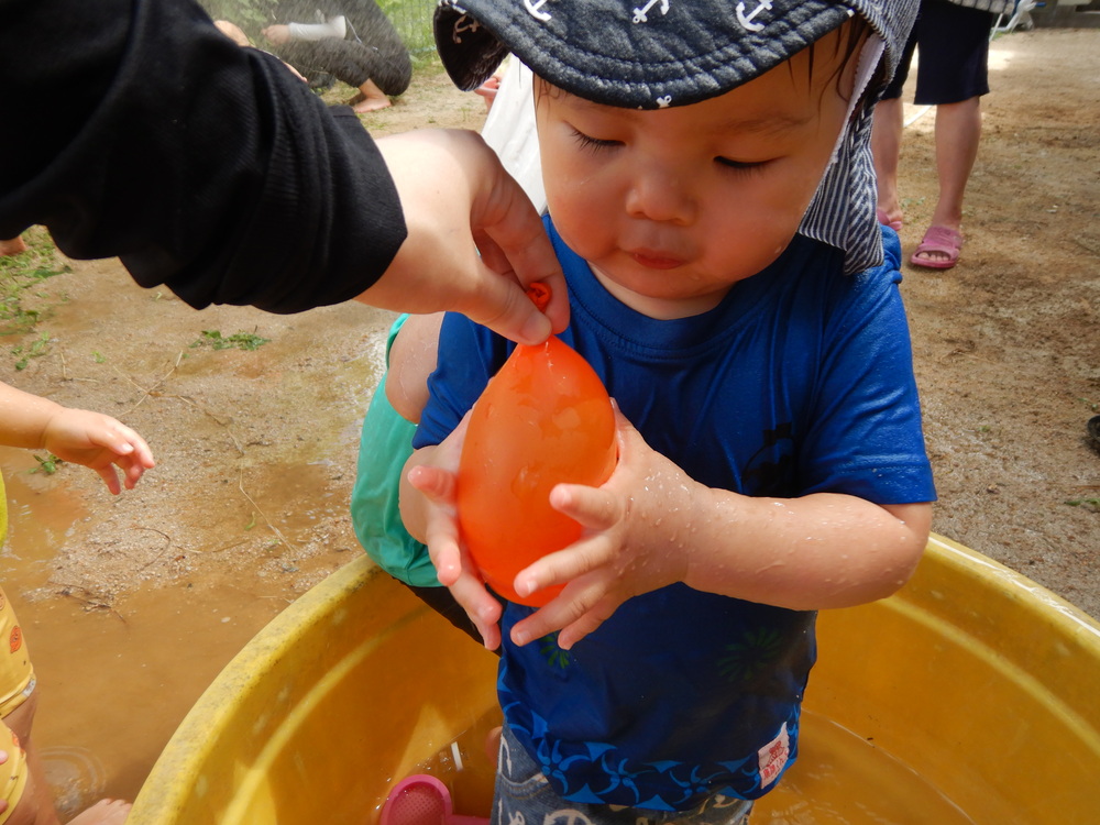 水風船を触る