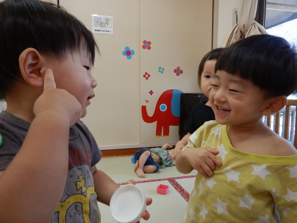 クリームを顔に塗るまね