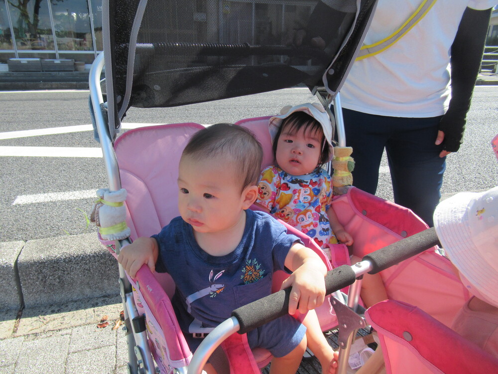 男の子が工事車両を見ている