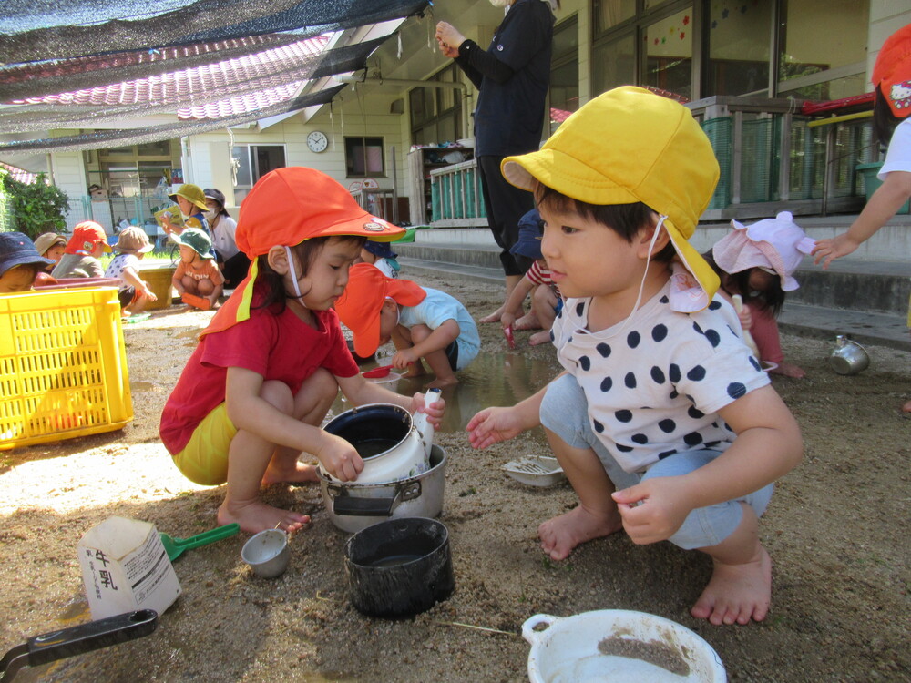 泥遊びをする女の子と男の子