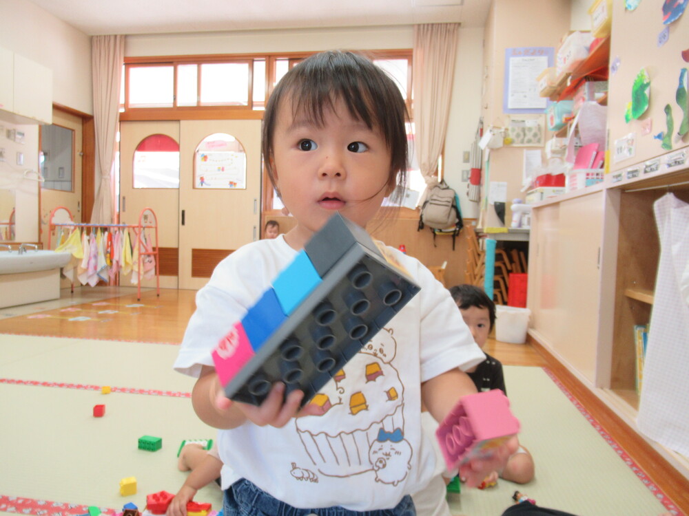 ブロックで遊ぶ女の子