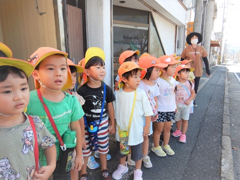 工事の様子を見る子どもたち