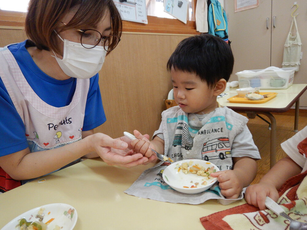 スプーンの持ち方を教えてもらう