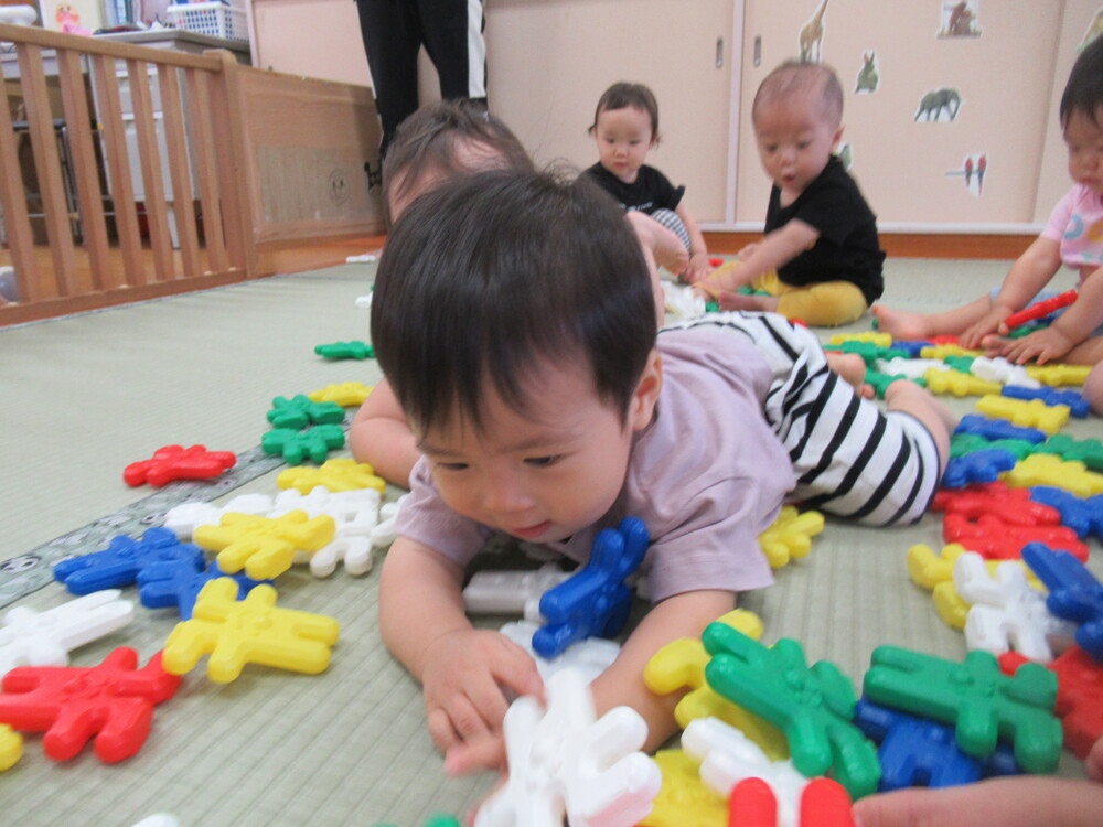 ブロックの上で寝そべって遊ぶ男の子