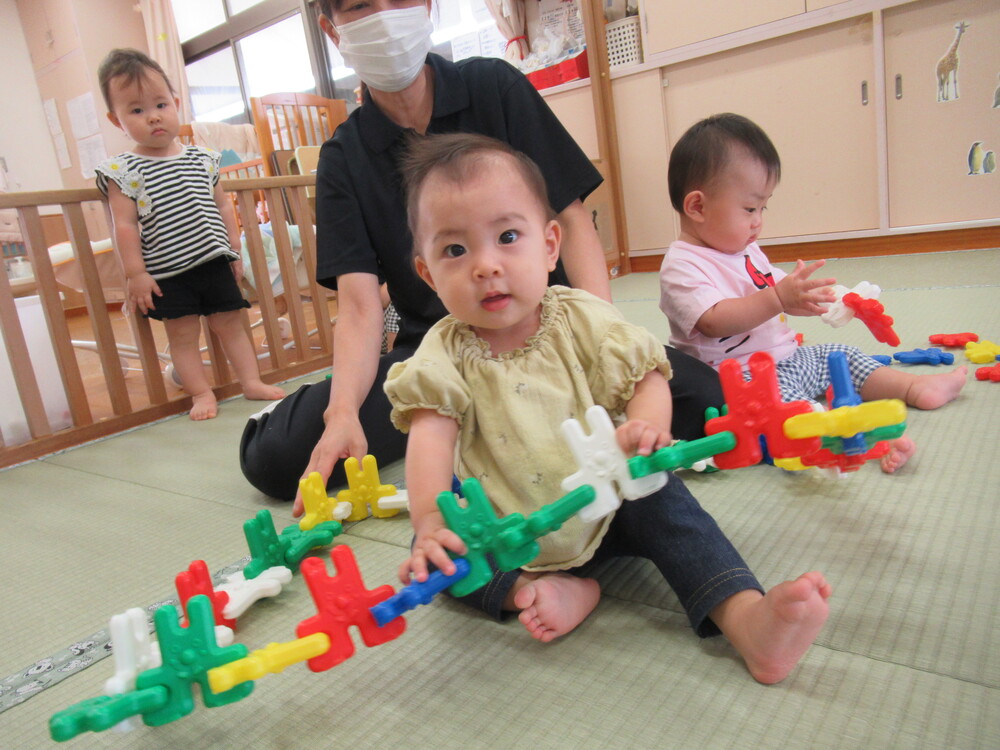 ブロックで遊ぶ女の子