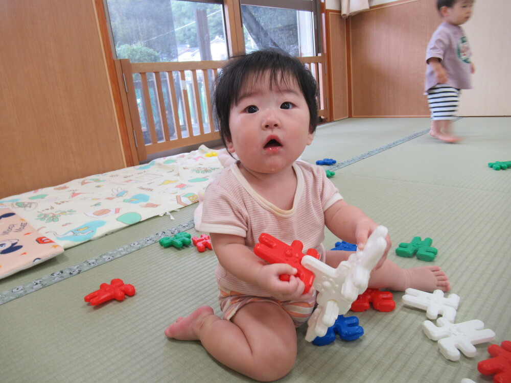 ブロックで遊ぶ女の子