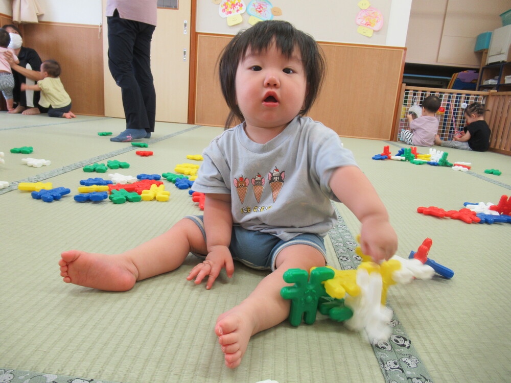 ブロックをくっつけて遊ぶ男の子