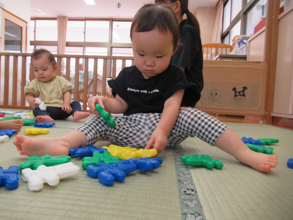 ブロックで遊ぶ女の子