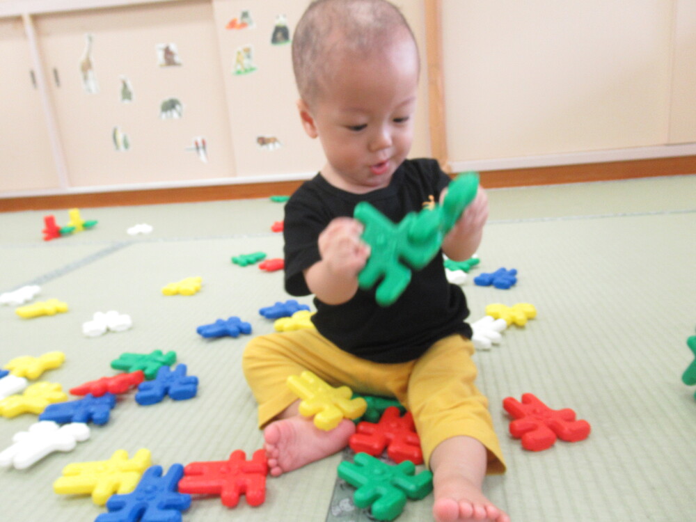 ブロックで遊ぶ男の子