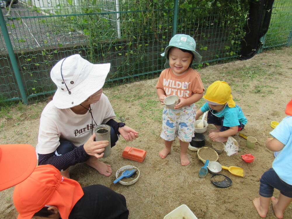 保育者にごちそうをしている男の子