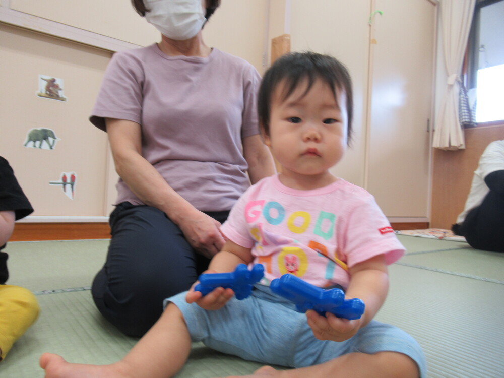 ブロックで遊ぶ女の子