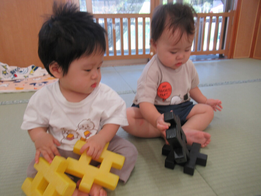 男の子と女の子がブロックで遊んでいる