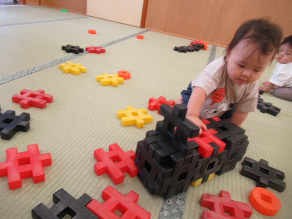 女の子がブロックで遊んでいる