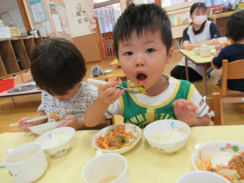 給食を食べている