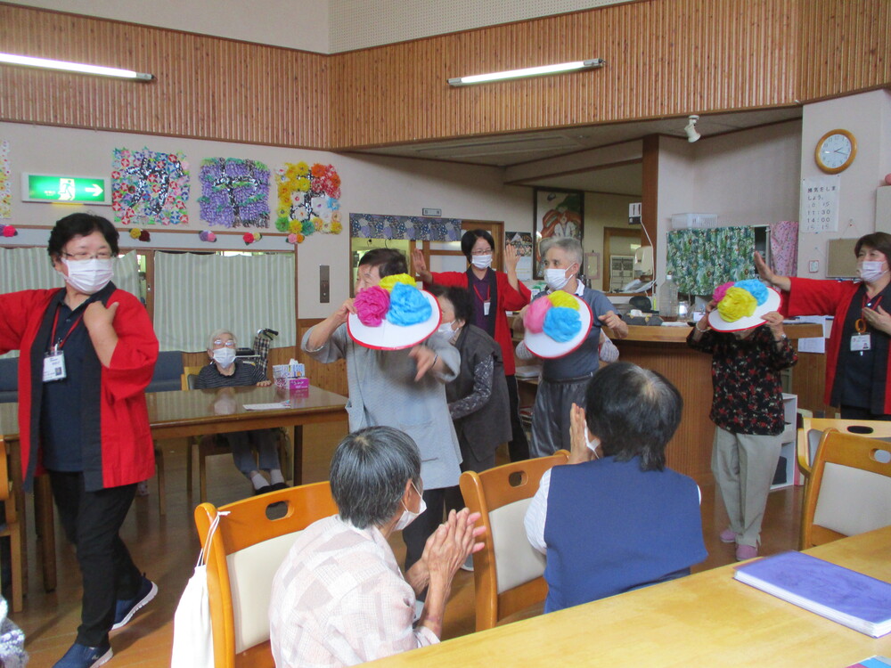 花笠音頭を利用者さんと