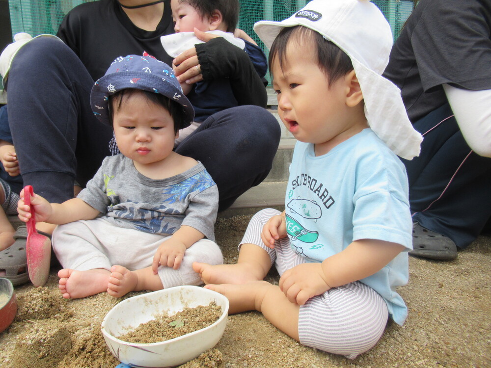 男の子2人で砂遊びをする