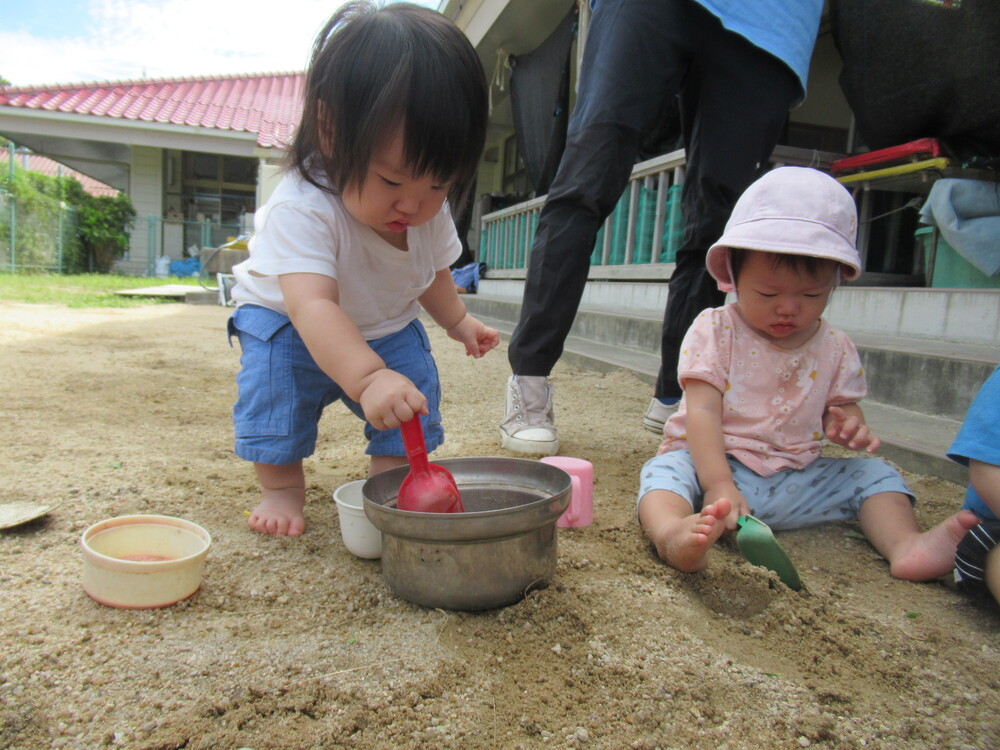 男の子がスコップを持っている