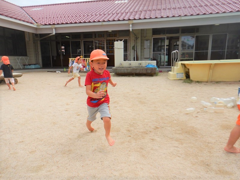 走って遊ぶ子どもたち