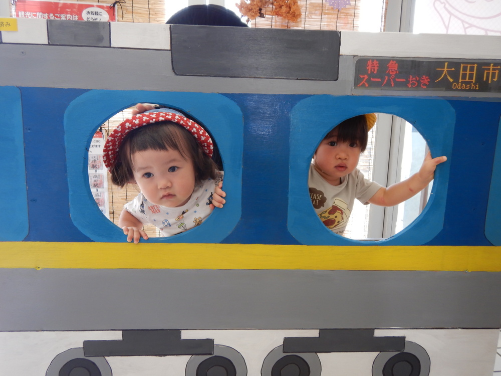 顔はめボードに顔をはめる