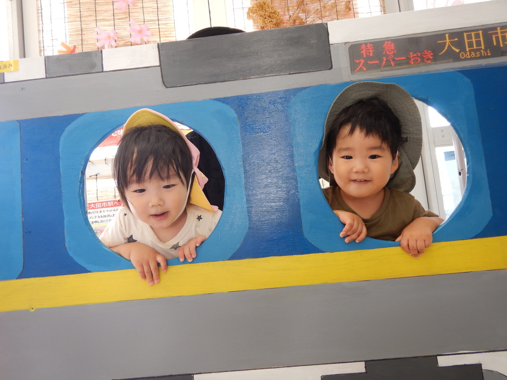 顔はめボードに顔をはめる