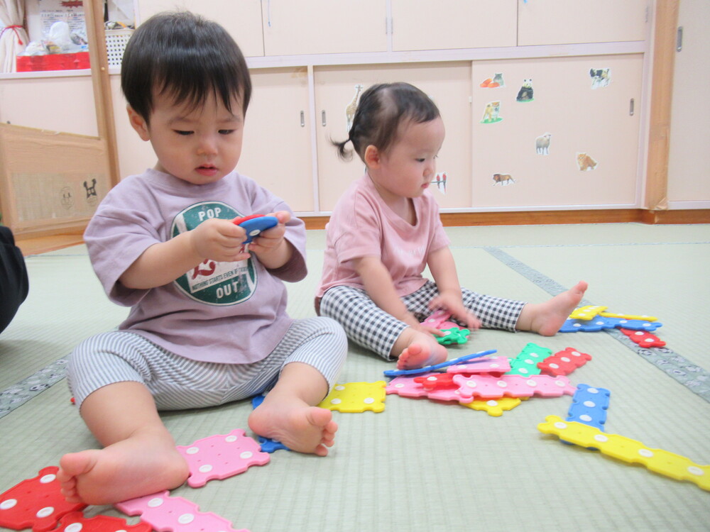 ホックブロックで遊ぶ子ども