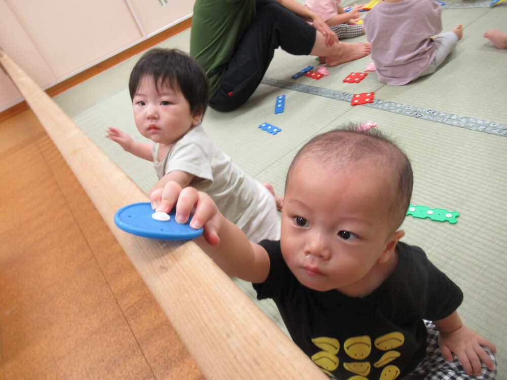 ホックブロックで遊ぶ男の子