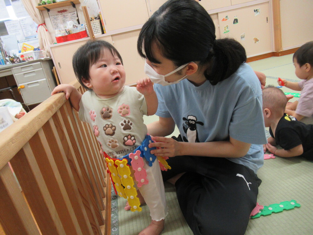 ホックブロックで遊ぶ女の子