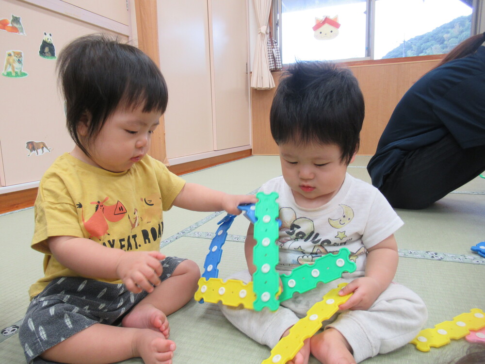 ホックブロックで遊ぶ女の子