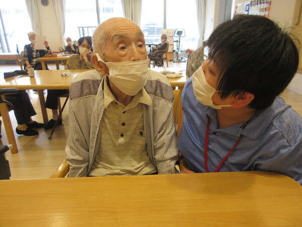 職員と会話