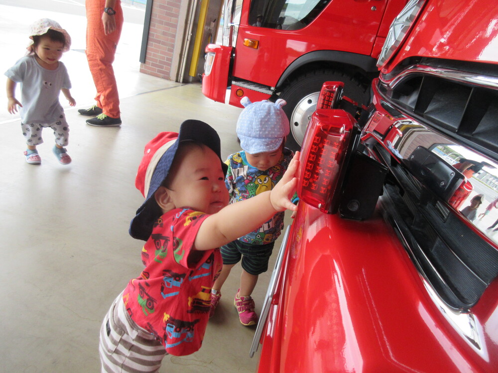 消防車を見ている