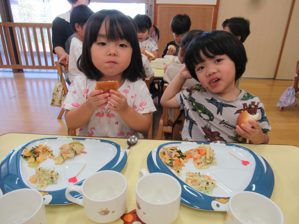 給食を食べている