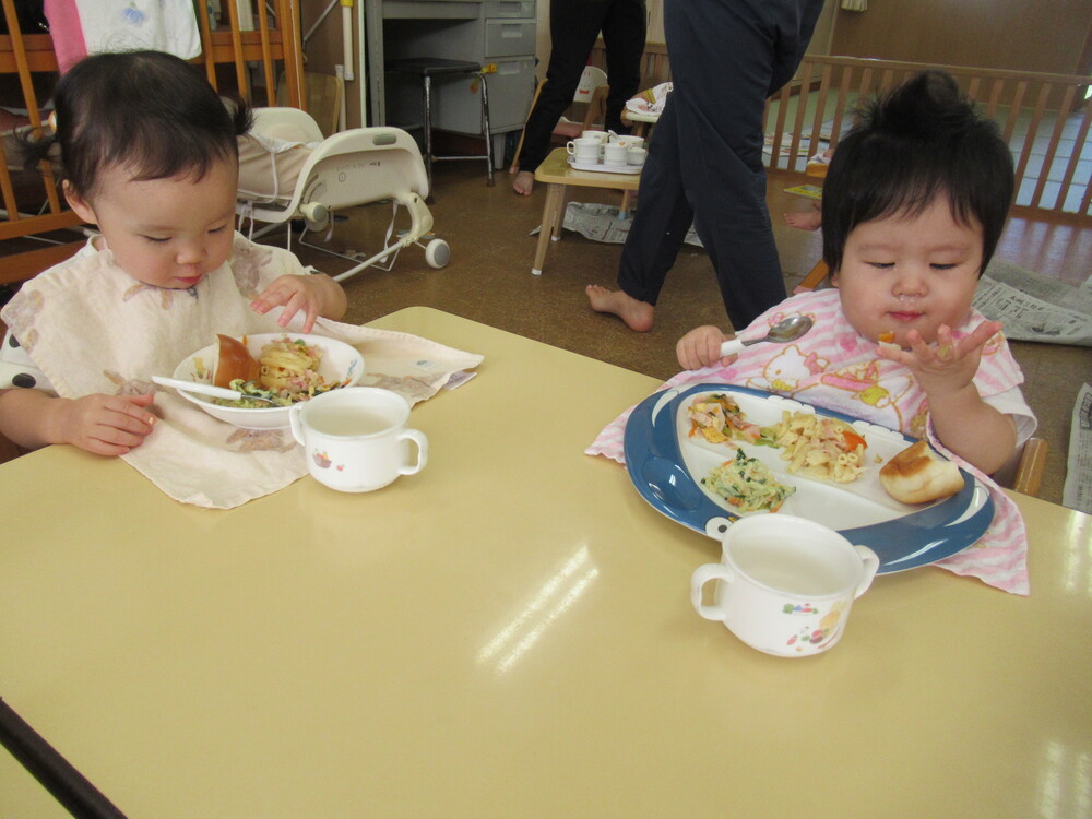 給食を食べる子ども達