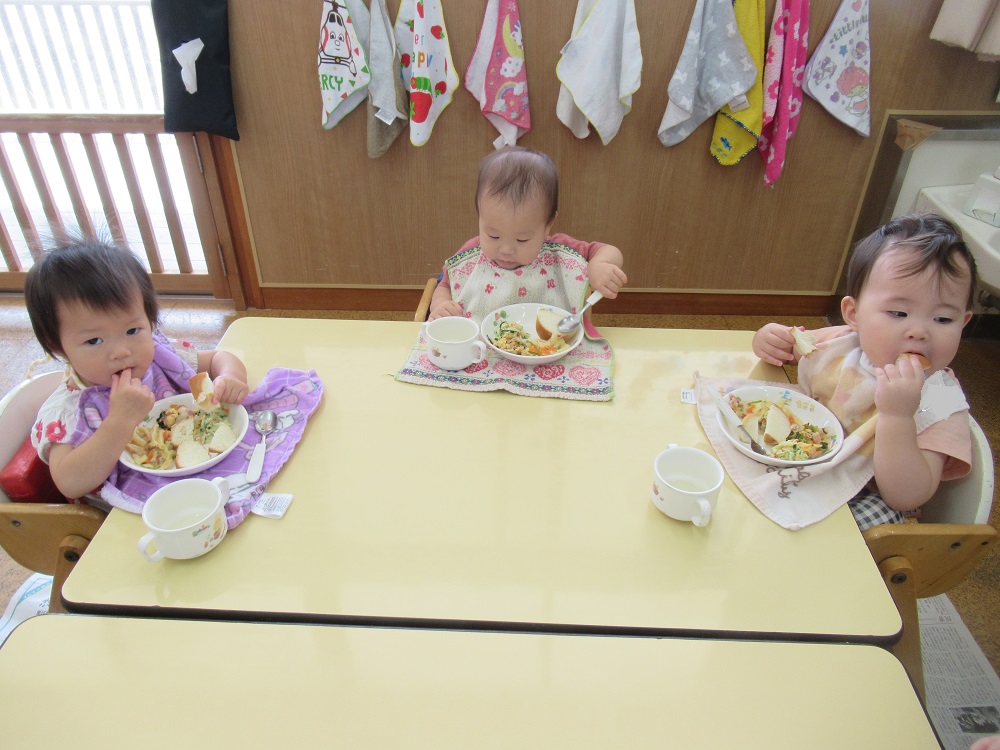 給食を食べる子ども達