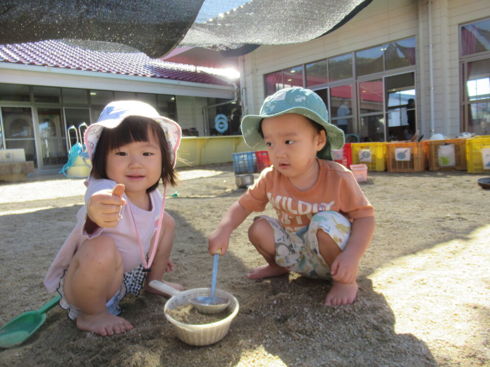 料理をしている男の子、女の子