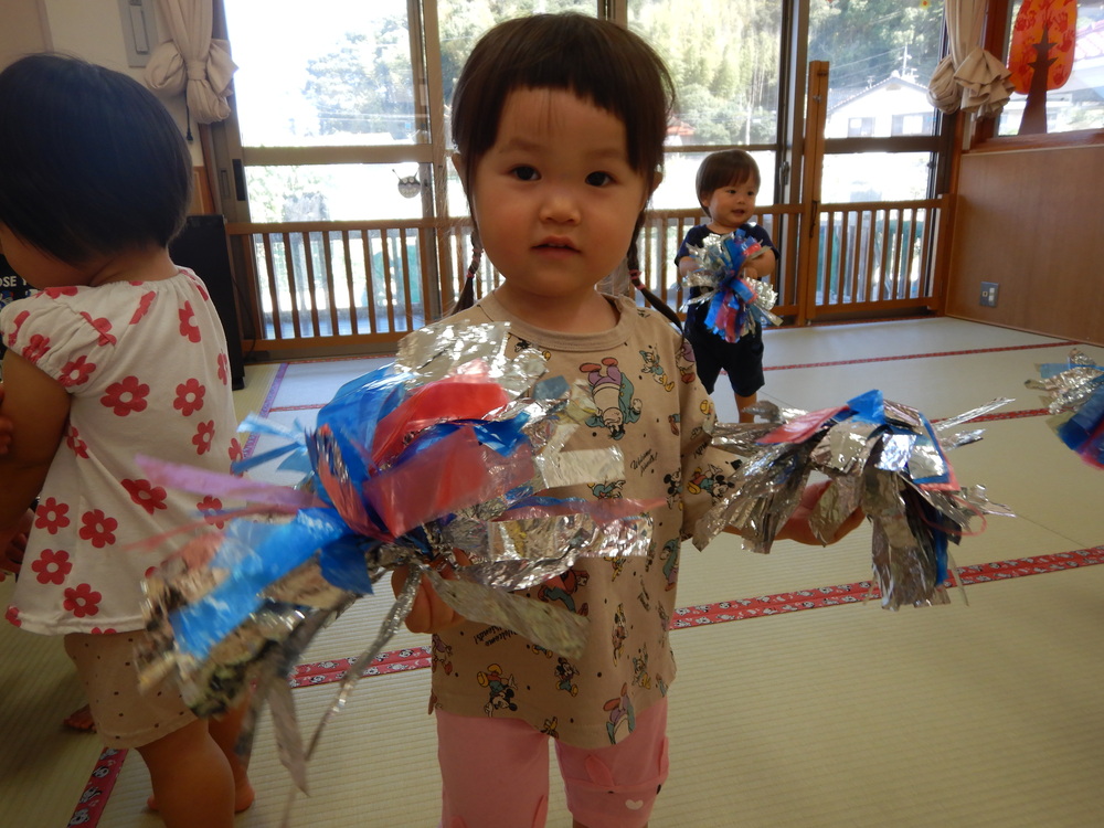 ポンポンを持つ